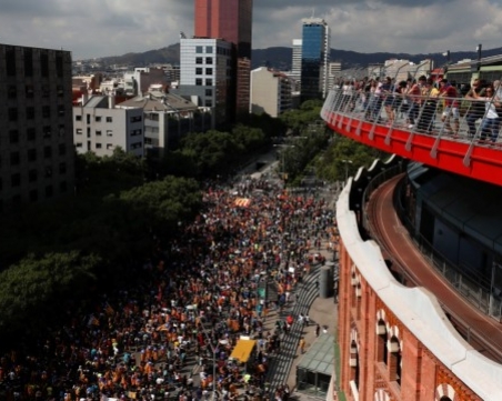 Продължават размириците в Каталуния, активисти окупираха училища