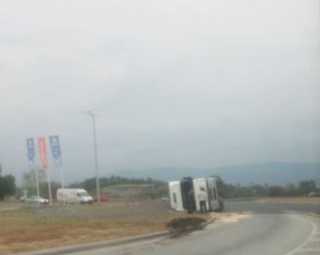 Тир се обърна на кръговото на Пазарджишко СНИМКА