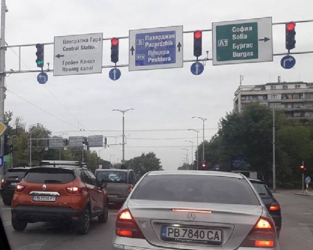 Лека верижна катастрофа затруднява движението на булевард 