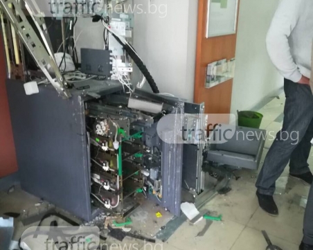 Апаши се опитаха да оберат банкомат, не измъкнаха нито лев