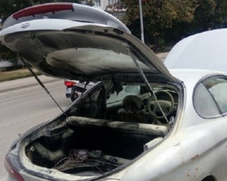 Автомобил с газова уредба се взриви, шофьорът е с изгаряния