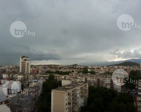 Дъждът спира, но студът остава и днес