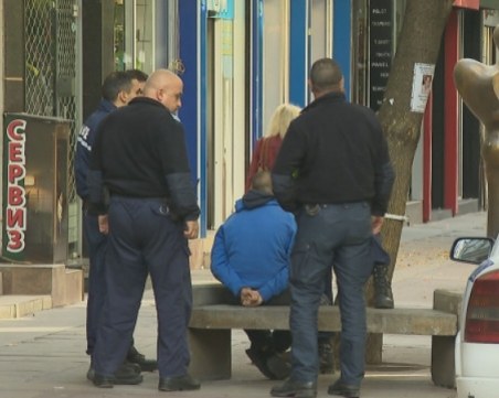 Четирима младежи нападнаха охранител в центъра на София