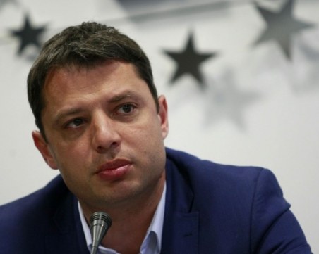 Делян Добрев подава оставка! Напуска парламента и всичките си постове