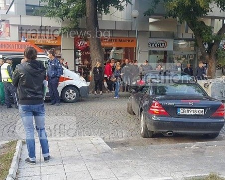 Лудост край Гранда! Мерцедес се вряза в дърво и кофи за смет, за малко да премаже деца СНИМКИ