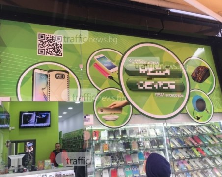 Магазинер към майки с колички, скрили се от дъжда: Махнете се, ще прибера тентата! СНИМКА