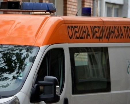 Млада жена почина след раждане в дома си, бебето в критично състояние