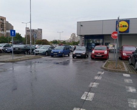 Нахалството мина в друго измерение: Запушиха цял изход на паркинг СНИМКА