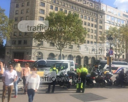 Напрежението ескалира: Полицаи нахлуха с брадви в изборната секция, където премиерът на Каталония гласува СНИМКИ