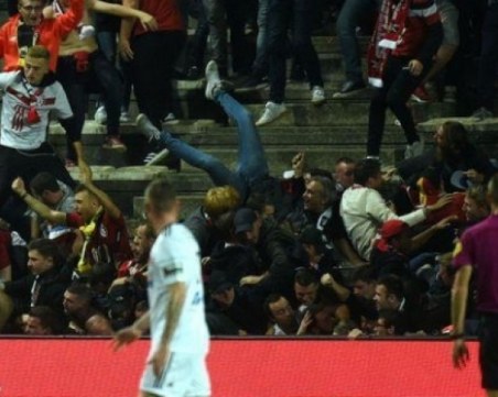 Трима тежко ранени след срутване на мач във Франция ВИДЕО