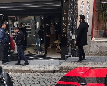 Вандали строшиха с бухалка бутик в Капана СНИМКИ