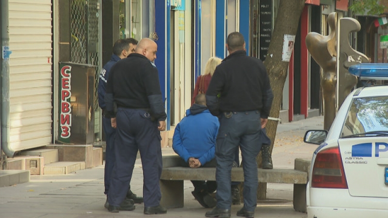Четирима младежи нападнаха охранител в центъра на София