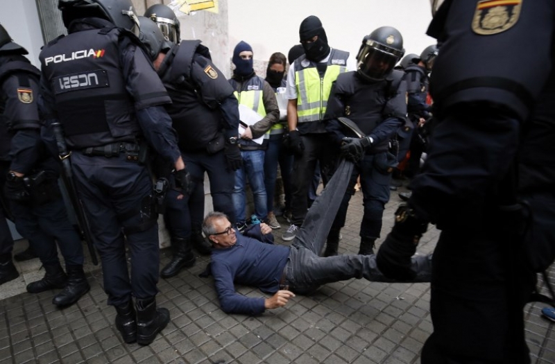 Над 300 са вече ранените в Каталуния! Полицаи бият наред и арестуват ВИДЕО
