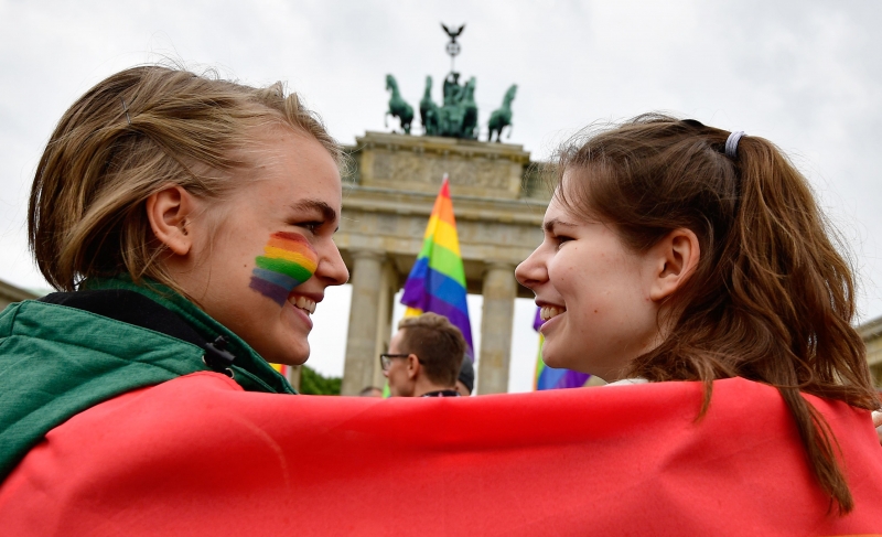 От венчило до люлка: Хомосексуалните с право на брак и дете в Германия от днес