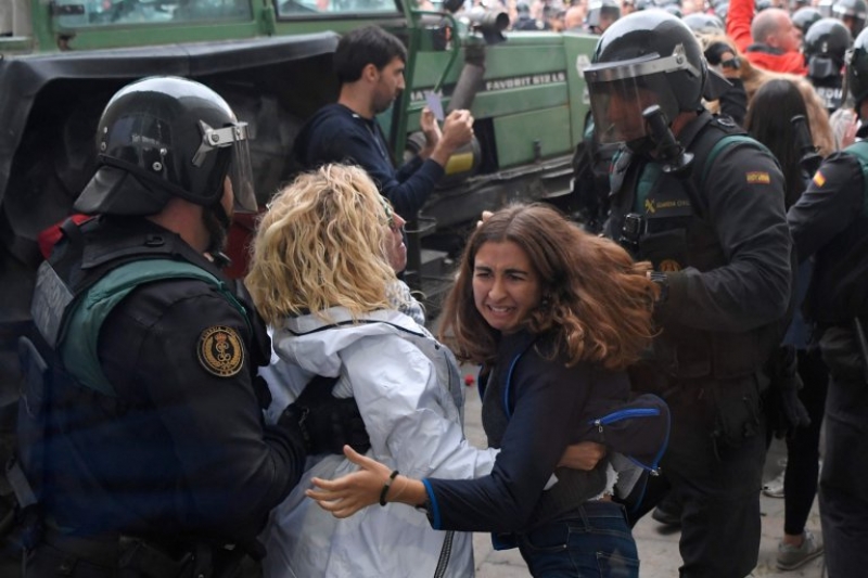 Полицаи бият протестиращи в Каталуния! 38 са ранени, размириците продължават ВИДЕО 18+