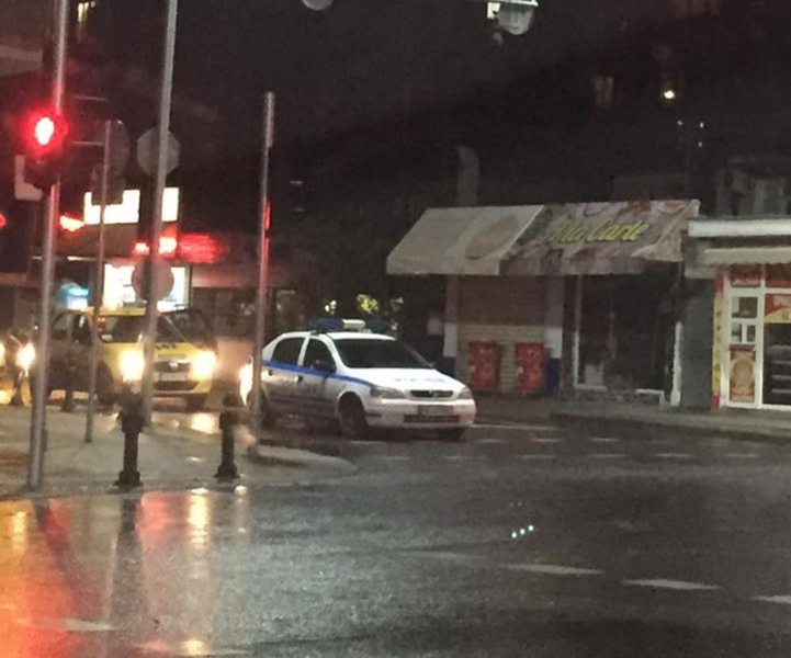 Полицейски автомобил без фарове патрулира из нощен Пловдив СНИМКИ