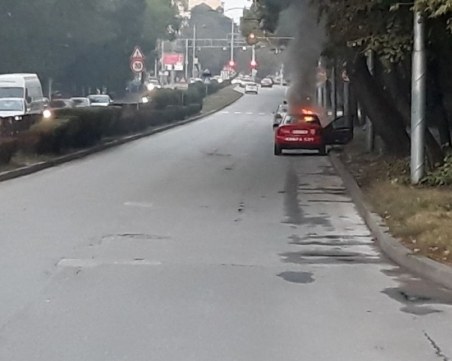 Автомобил избухна в пламъци в Кършияка