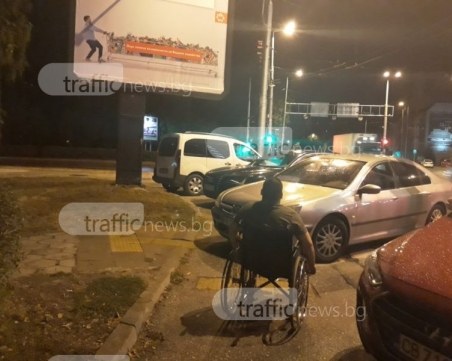 Инвалид остана блокиран от наглеци на тротоар в Кършияка СНИМКИ