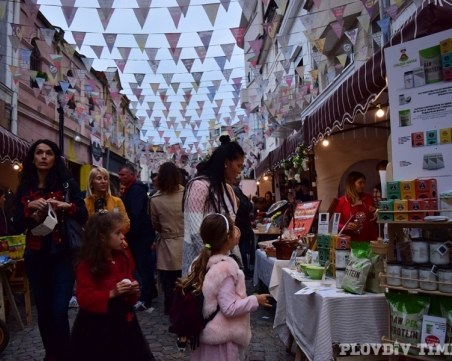 Капана не е предвиден за толкова много хора (дано поне занаятчиите са изкарали някой лев...)