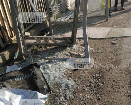 Пловдивчани чакат автобус сред счупени стъкла на изпотрошена спирка СНИМКИ