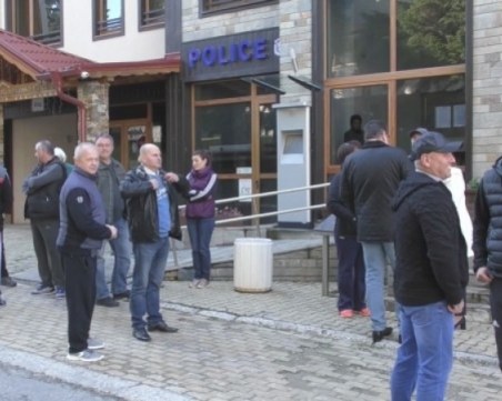 Протест в Пампорово, хотелиерите пазят пожарната в курорта