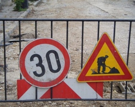 Ремонт затруднява движението по две улици до Военна болница