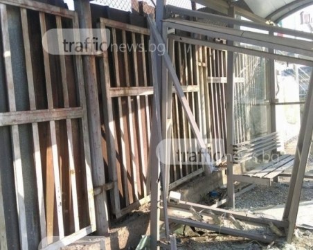 Спирките на Пловдив – трошене, лепене на обяви и неизвестност… Кметът се ядоса