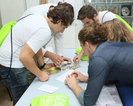 В лабиринт със загадки и в истинско приключение се впуснаха студенти в Пловдив СНИМКИ