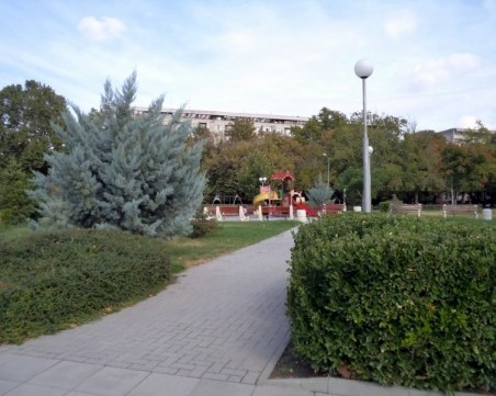 Вандали прегазиха с автомобил пловдивски парк СНИМКИ