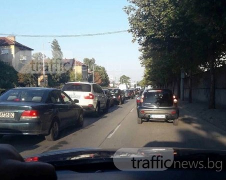 Задръствания сковаха Пловдив! Километрични опашки мъчат шофьорите СНИМКИ