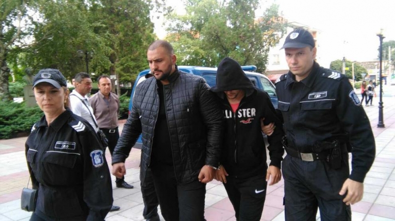 Екшън! Гринго скочи на охраната, биели го в ареста ВИДЕО