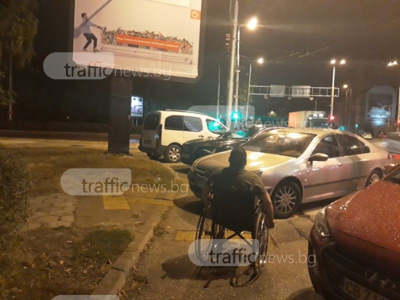Инвалид остана блокиран от наглеци на тротоар в Кършияка СНИМКИ