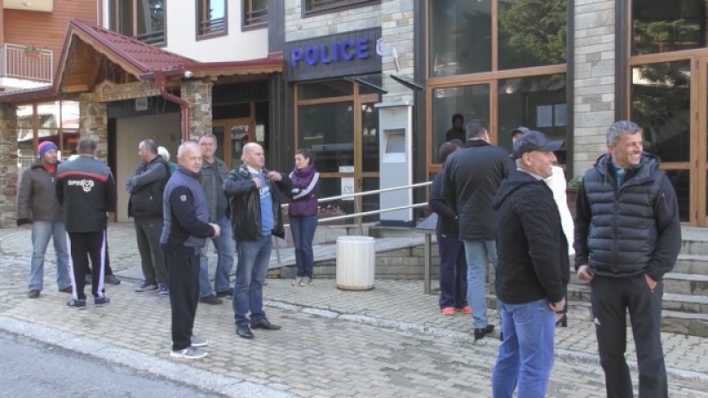 Протест в Пампорово, хотелиерите пазят пожарната в курорта