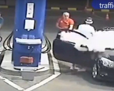 Бесен бензинджия загаси цигарата на нагъл перничанин ... с пожарогасител! ВИДЕО