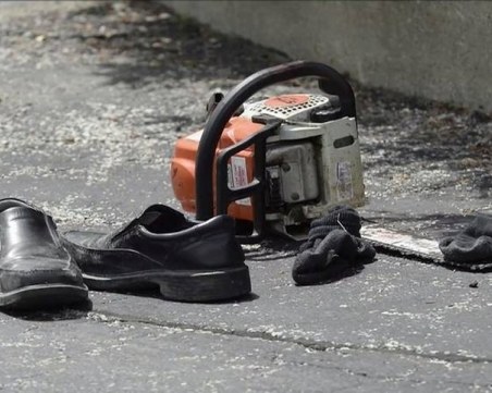 Мъж с моторна резачка се барикадира в апартамента си