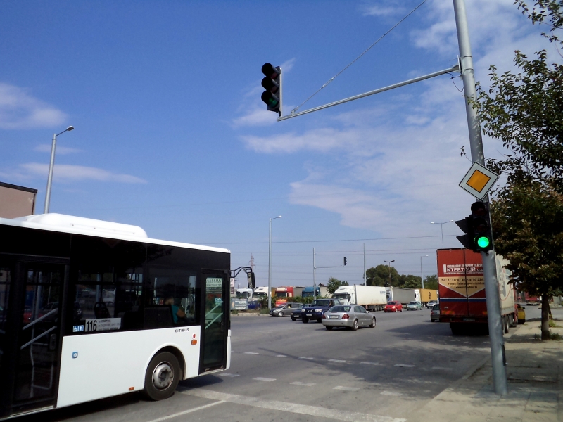 Аварията на Кукленско спря движението и промени линиите на автобуси 11, 37 и 116