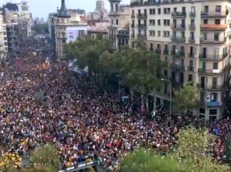 Хиляди излязоха на протест в Барселона след насилствената акция срещу референдума ВИДЕО