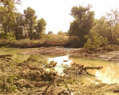 Бизнесмен залага екобомба край Пловдив, може да отрови река Марица СНИМКИ