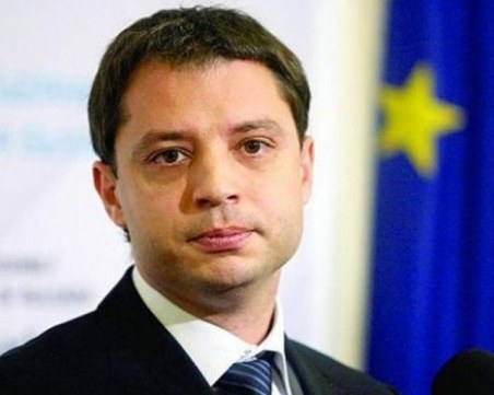 Депутатите отхвърлиха оставката на Делян Добрев, той остава депутат