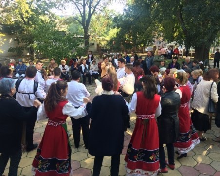 Доброволци организираха тържество за пловдивските пенсионери СНИМКИ