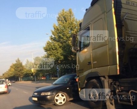 Катастрофа на надлез Родопи! Камион отнесе ауди, колата е перпендикулярно на пътя СНИМКИ