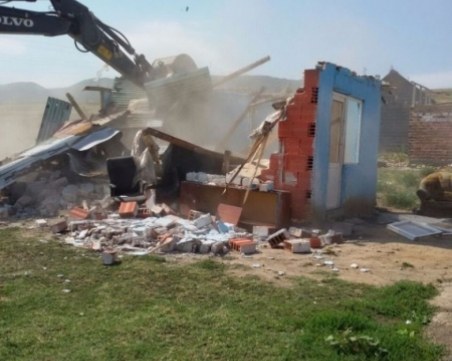 Нова акция в Асеновград! Още 18 незаконни сгради събарят в ромската махала