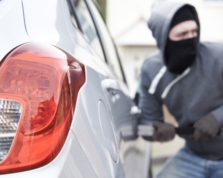 Разбиха буса на пловдивчанин в Изгрев, задигнаха 300 лева