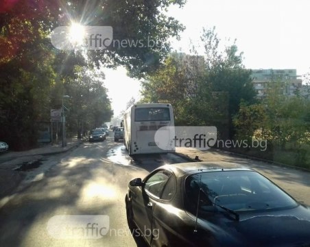 Самозапалил се автобус затапи движението в Кючука СНИМКИ