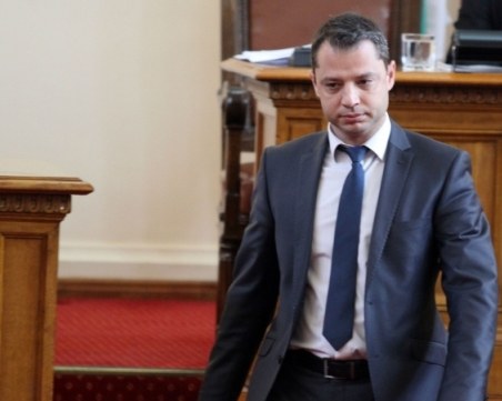 След скандала “Кумгейт“: Депутатите гласуват оставката на Делян Добрев