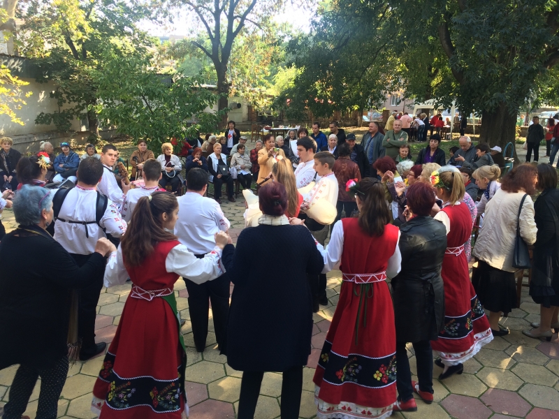 Доброволци организираха тържество за пловдивските пенсионери СНИМКИ