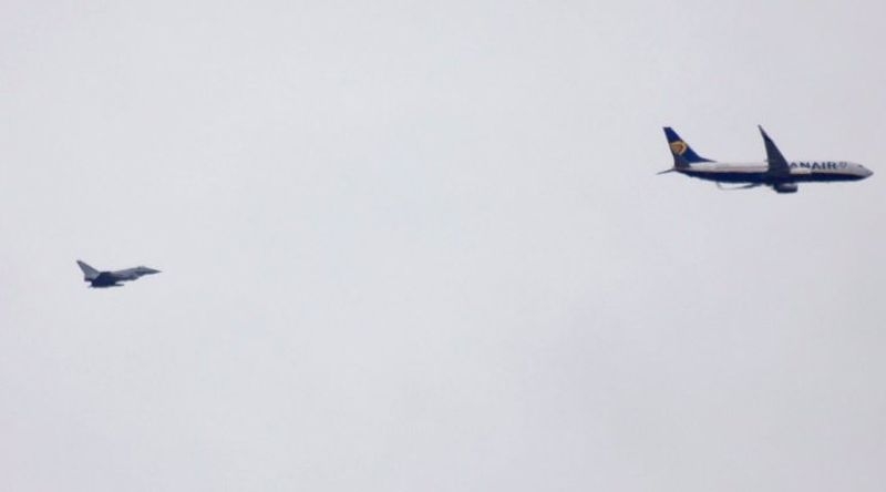 Изтребители ескортираха самолет на Ryanair след сигнал за тревога СНИМКИ