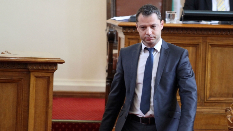 След скандала “Кумгейт“: Депутатите гласуват оставката на Делян Добрев