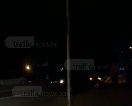 Тежка катастрофа! Кола се заби в уличен стълб в Кючука ВИДЕО