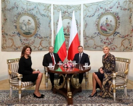 Първата дама блести със стилно облекло в Полша СНИМКИ